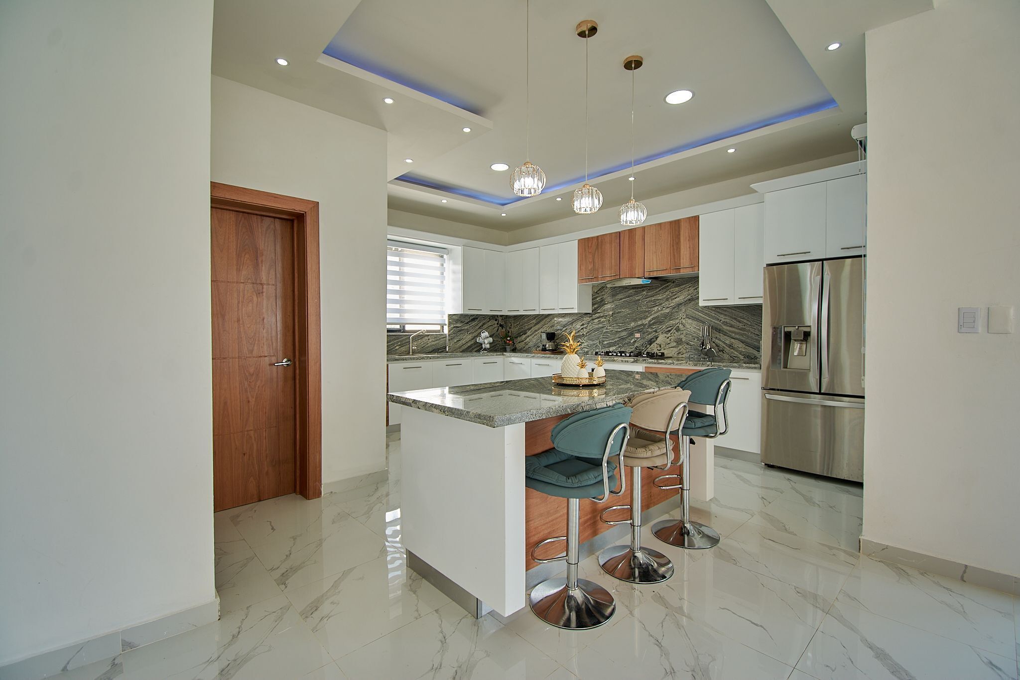 Refrigerador, microondas, horno y cafetera y tetera 