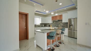 Refrigerador, microondas, horno y cafetera y tetera