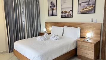 3 bedrooms, desk, iron/ironing board, free WiFi