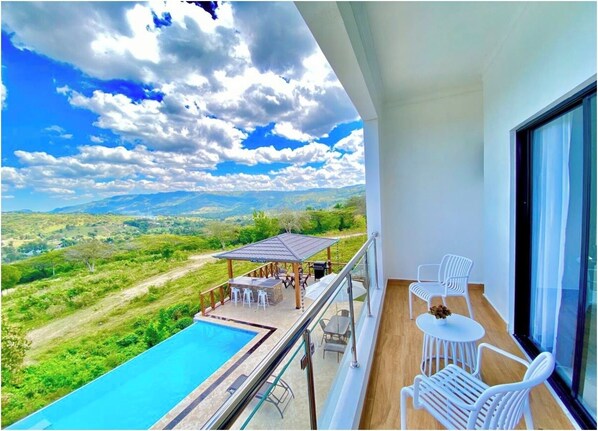 A heated pool - Villa Valentina Holidays 3 BR W/ Infinity Pool (Camu)