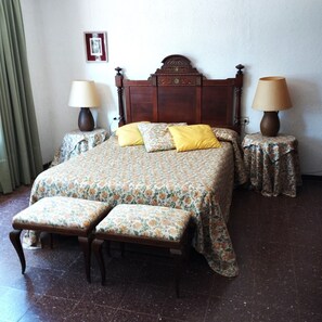 4 habitaciones, tabla de planchar con plancha y ropa de cama 