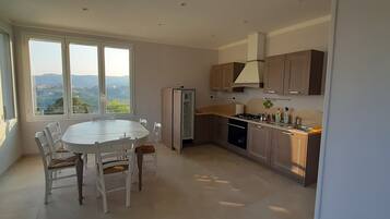 Fridge, oven, stovetop, coffee/tea maker