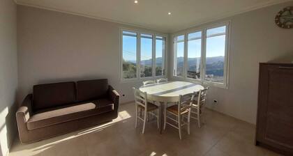 Bel appartement avec vue sur le golfe de Dianese