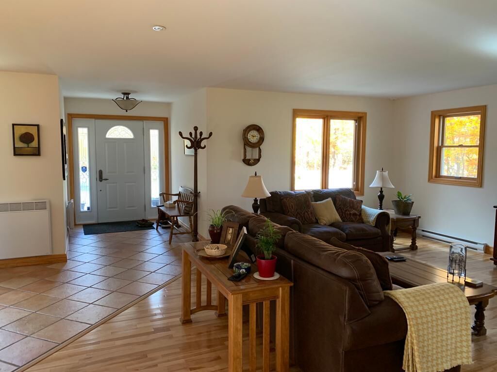 Smart TV, ping pong, books, stereo