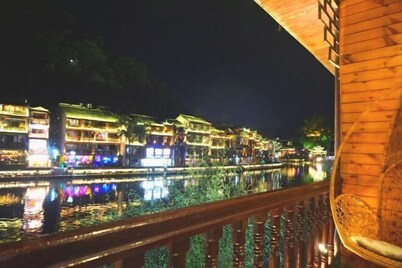 Fenghuang Memory River View Inn - Near Ancient City & River View Balcony