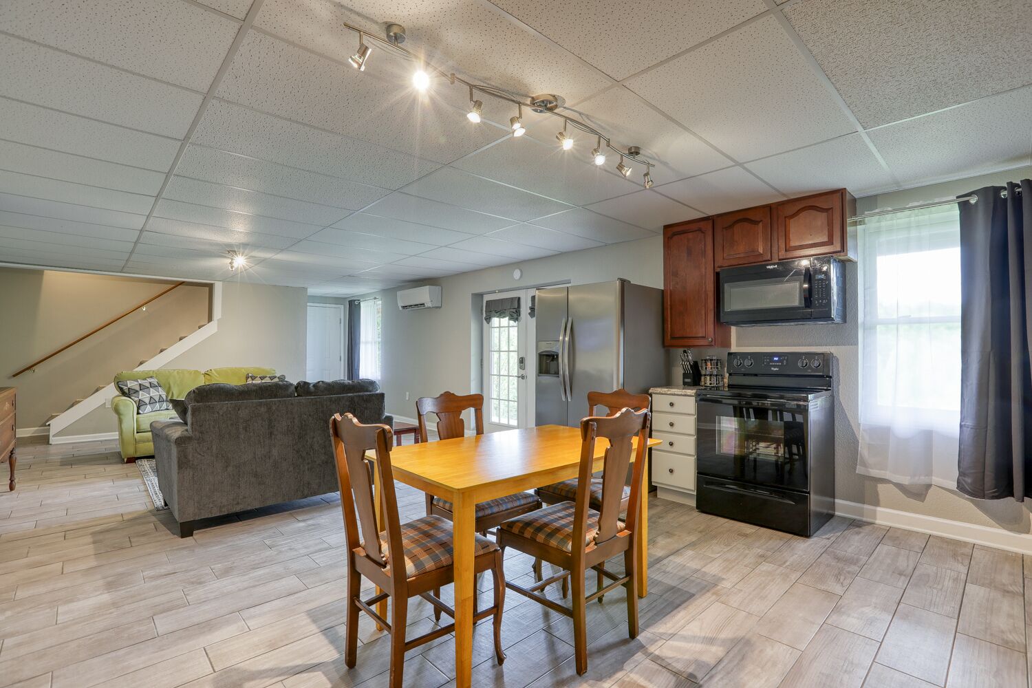 Huge Cabin Apartment, over 1250 SF, Mountain views!  2 car garage, All 1 level!