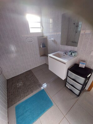 Een douche, handdoeken
