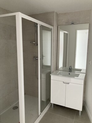 Shower, hair dryer, towels, toilet paper - Foncillon beach, residence with swimming pool facing the sea (Royan)