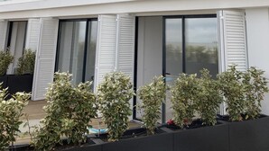 Ein modernes, zweistöckiges Gebäude mit großen Fenstern und einem Balkon.