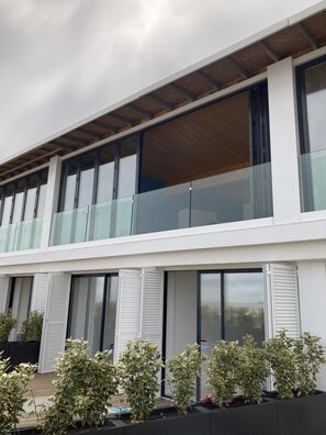 Exterior detail - Foncillon beach, residence with swimming pool facing the sea (Royan)
