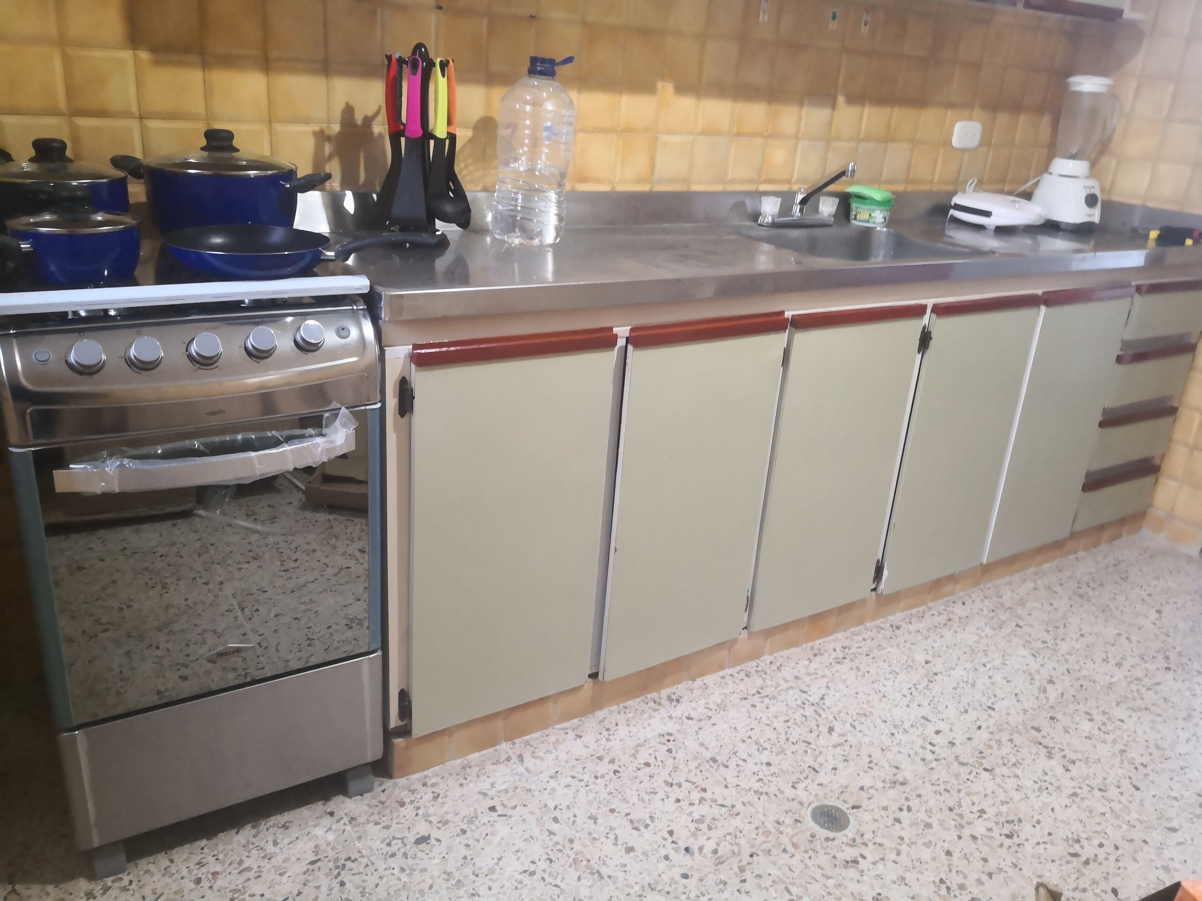 Kühlschrank, Ofen, Wasserkocher mit Kaffee-/Teezubehör, Mixer