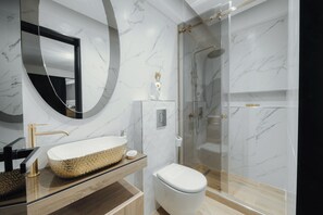 Chuveiro, secador de cabelo, toalhas de banho, sabonete