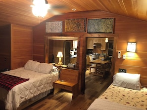 1 habitación, caja de seguridad en la habitación y escritorio