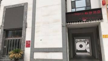 A building entrance with a sign indicating a hotel.