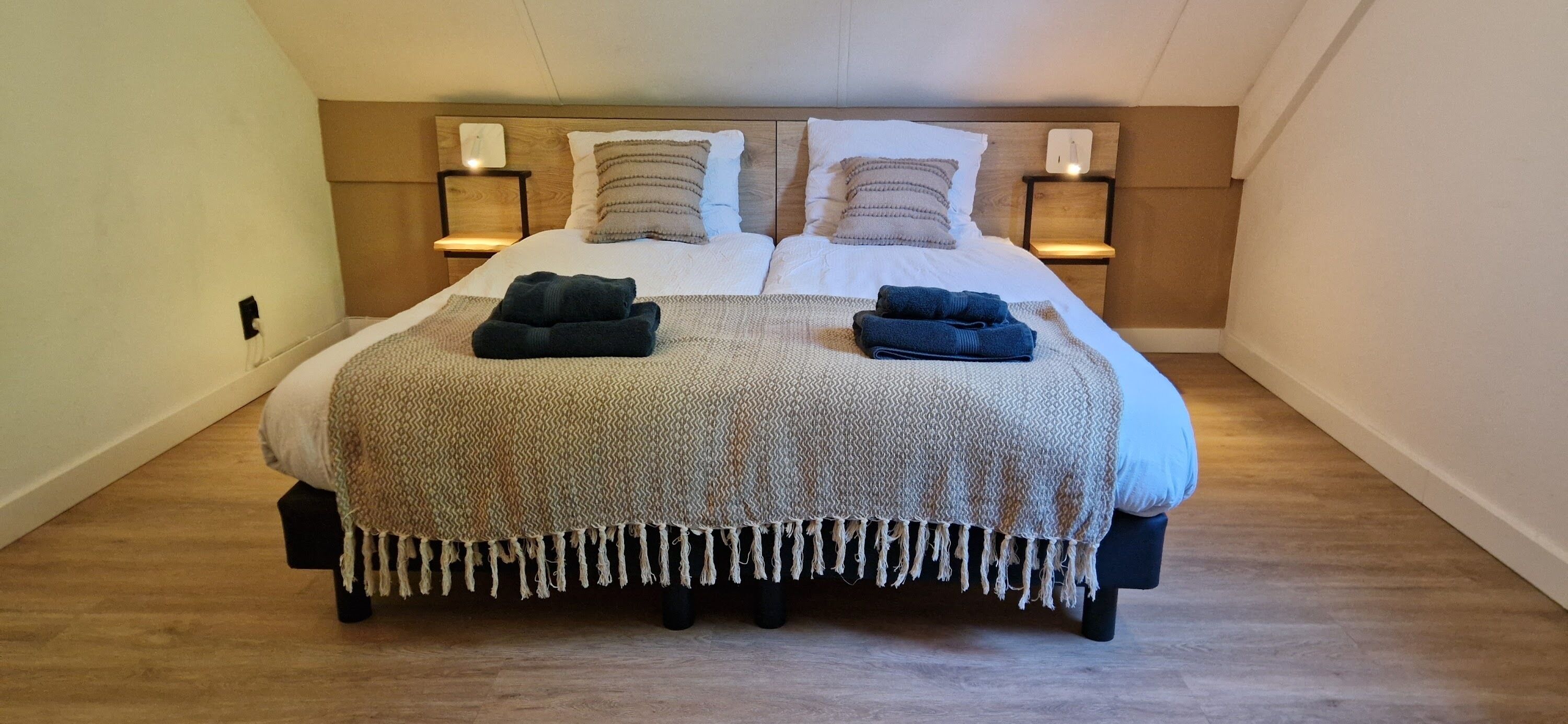 3 slaapkamers, een bureau, een strijkplank/strijkijzer, reisbedje