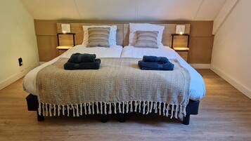 3 chambres, bureau, fer et planche Ă repasser, lit parapluie