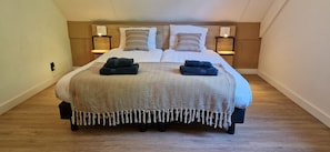 3 Schlafzimmer, Schreibtisch, Bügeleisen/Bügelbrett, Reisekinderbett