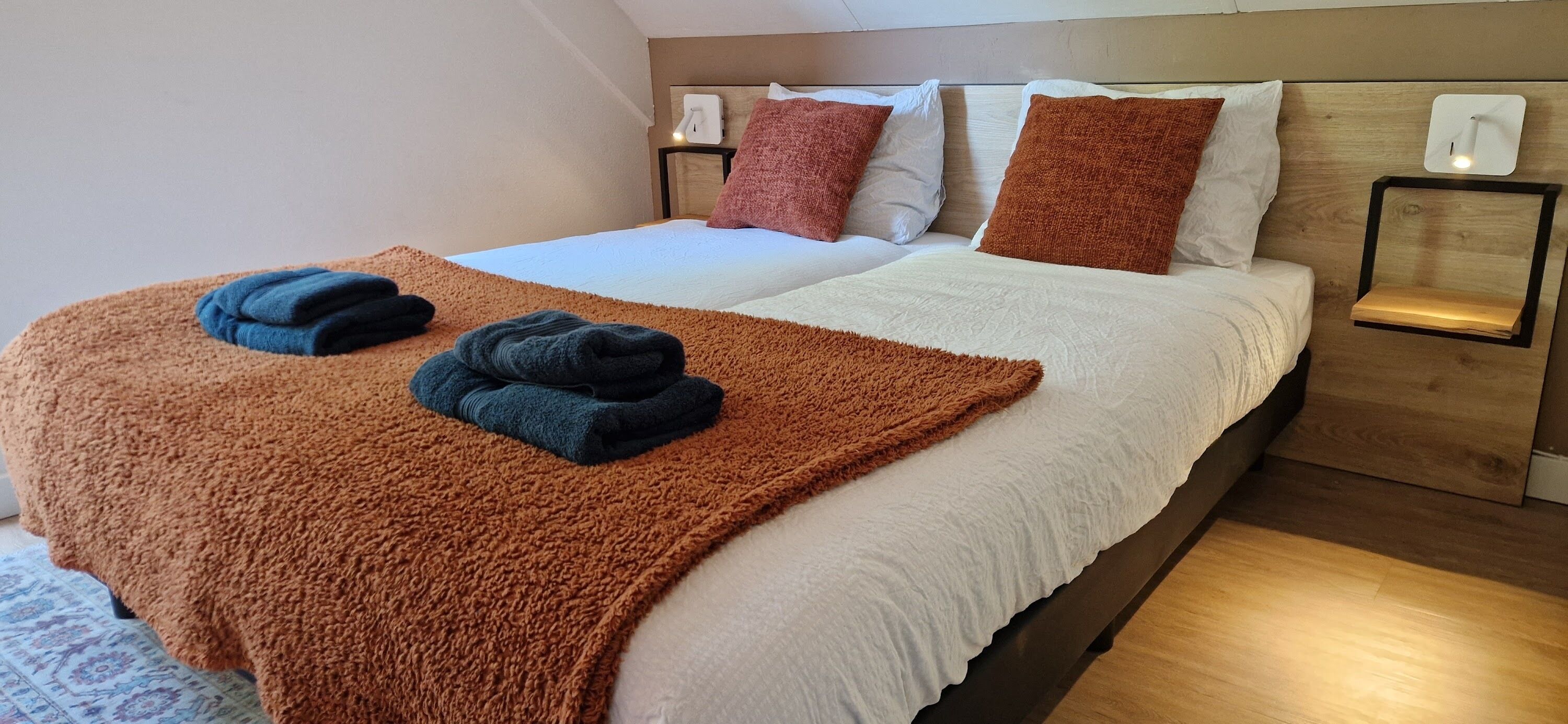 3 slaapkamers, een bureau, een strijkplank/strijkijzer, reisbedje