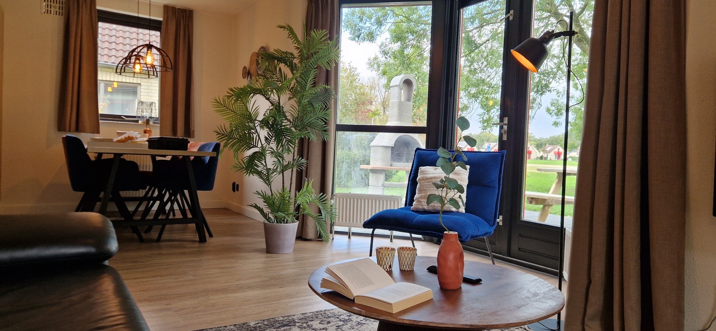 Een smart-tv en boeken