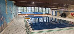 室内游泳池，恒温泳池