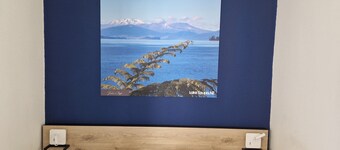 Detached 6-person bungalow with lake views directly on the swimming lake