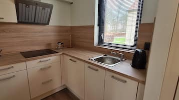 Een koelkast, een magnetron, een oven, een vaatwasser