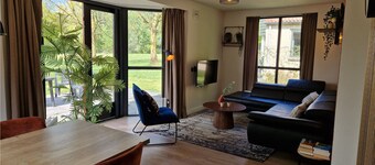 Detached 6-person bungalow with lake views directly on the swimming lake