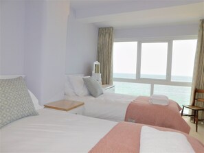 4 bedrooms, travel cot, free WiFi, bed sheets - 11 Seaview - a house that sleeps 8 guests in 4 bedrooms (Sheringham)