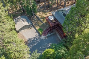 Outdoor dining - Family-Friendly Forest Cabin-Sleeps 20-3 Levels of Fun w/ Arcade & Pool Table (arnold)