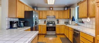 Family-Friendly Forest Cabin-Sleeps 20-3 Levels of Fun w/ Arcade & Pool Table