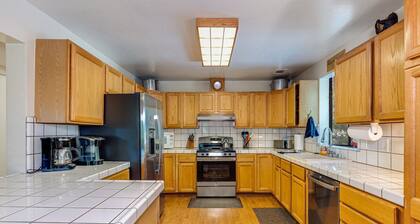 Family-Friendly Forest Cabin-Sleeps 20-3 Levels of Fun w/ Arcade & Pool Table