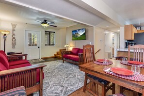 Smart TV, fireplace, video games, DVD player - Family-Friendly Forest Cabin-Sleeps 20-3 Levels of Fun w/ Arcade & Pool Table (arnold)