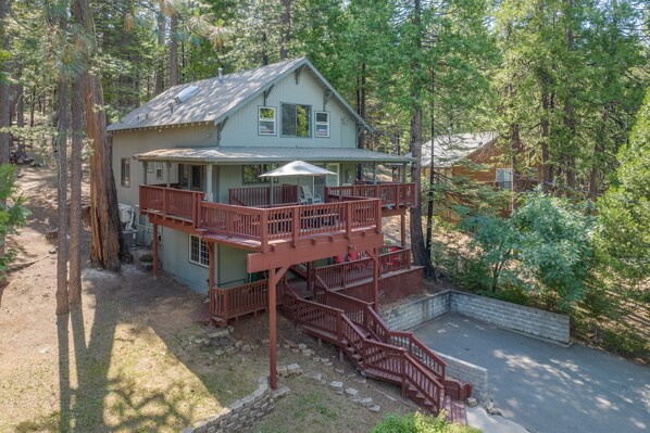 Exterior - Family-Friendly Forest Cabin-Sleeps 20-3 Levels of Fun w/ Arcade & Pool Table (arnold)