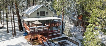 Family-Friendly Forest Cabin-Sleeps 20-3 Levels of Fun w/ Arcade & Pool Table