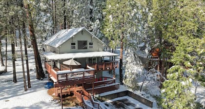 Family-Friendly Forest Cabin-Sleeps 20-3 Levels of Fun w/ Arcade & Pool Table