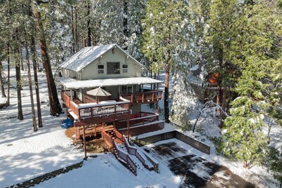 Family-Friendly Forest Cabin-Sleeps 20-3 Levels of Fun w/ Arcade & Pool Table