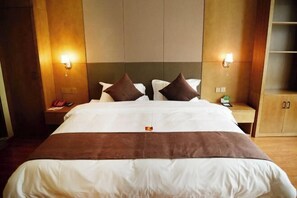 A hotel room with a large bed, two bedside tables, and a wardrobe. - Huangyang Hotel (Nanjiang Dejian) (Nanjiang)