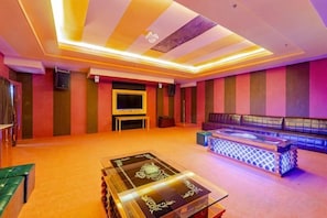A room with a flat-screen TV, a pool table, and a seating area. - Huangyang Hotel (Nanjiang Dejian) (Nanjiang)