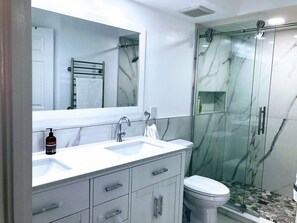 Dusj, hårføner, håndklær og såpe