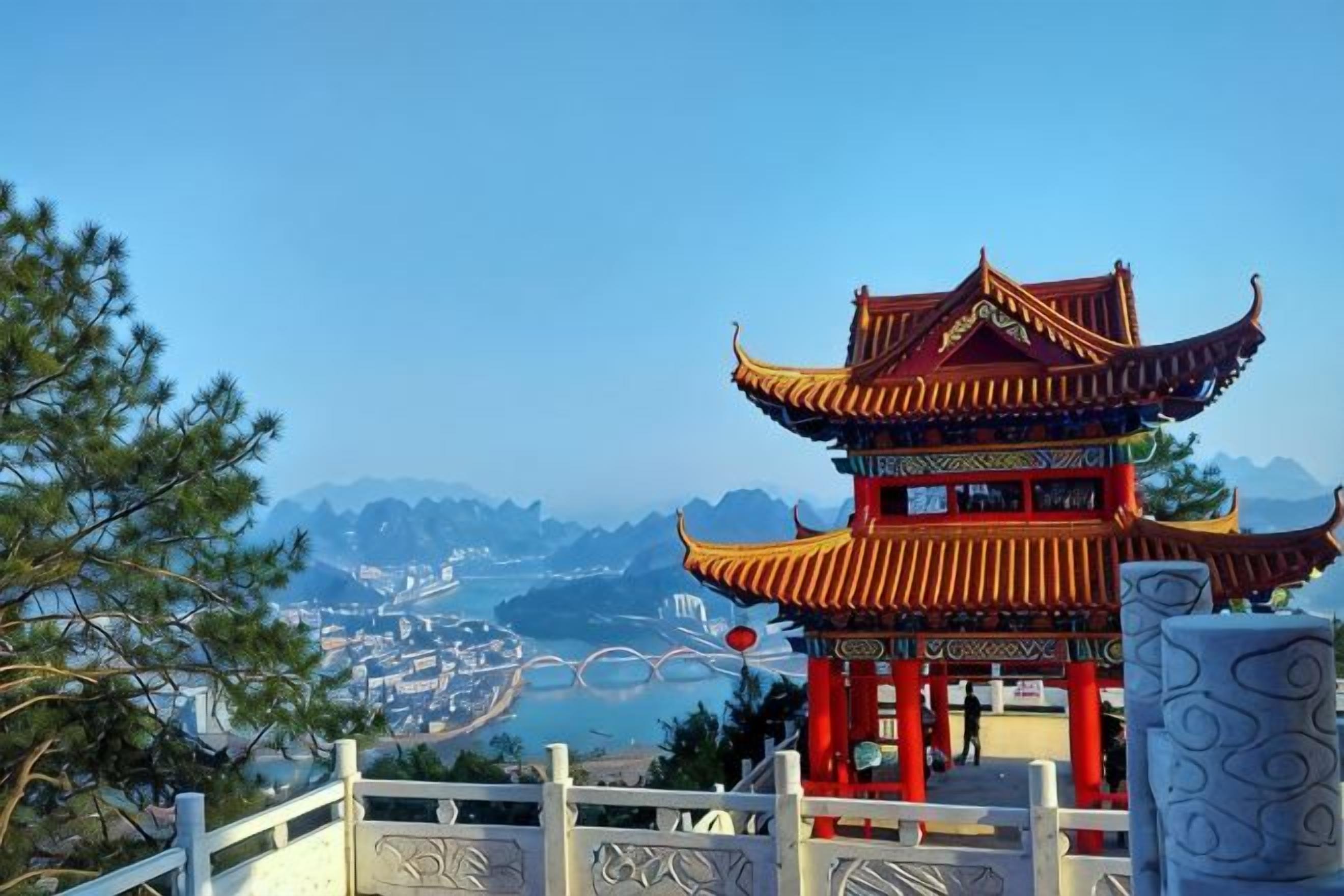 Eine traditionelle, mehrstöckige Pagode mit freiem Blick auf eine ferne Stadtlandschaft.
