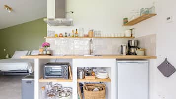 Réfrigérateur, four, plaque de cuisson, cafetiÚre/bouilloire