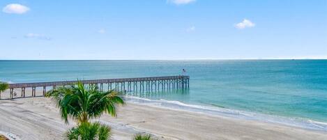 Sulla spiaggia, lettini da mare, teli da spiaggia