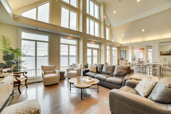 Televisión, chimenea, reproductor de DVD y futbolito 