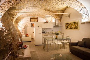 Smart TV, books, printers - Housing with private garden terrace and residential swimming pool (Liguria)