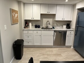 ثلاجة، ميكروويف، موقد طهي مسطح، غسالة أطباق