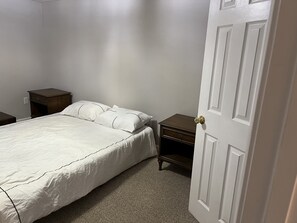 1 bedroom, WiFi, bed sheets - Suburban apartment, quiet! (Springfield)