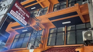 A multi-story building with a sign for "Residence Inn Pattaya ROOM FOR RENT". - Residence inn (Pattaya)