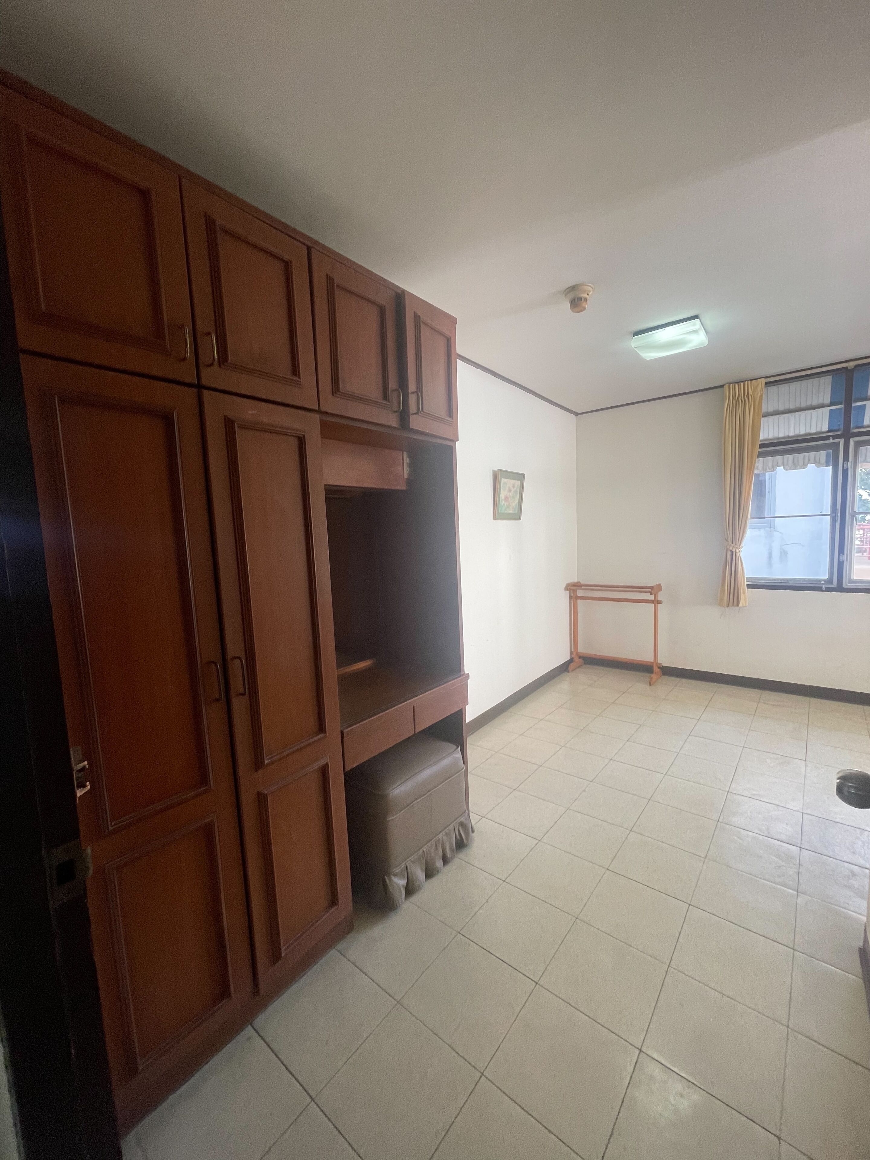 Deluxe Twin Room, City View | Living area