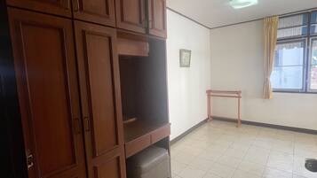 Deluxe Twin Room, City View | Living area