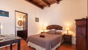 Classic Apartment | 1 bedroom, desk, free WiFi, individually decorated - Casita Esquinera (Antigua Guatemala)